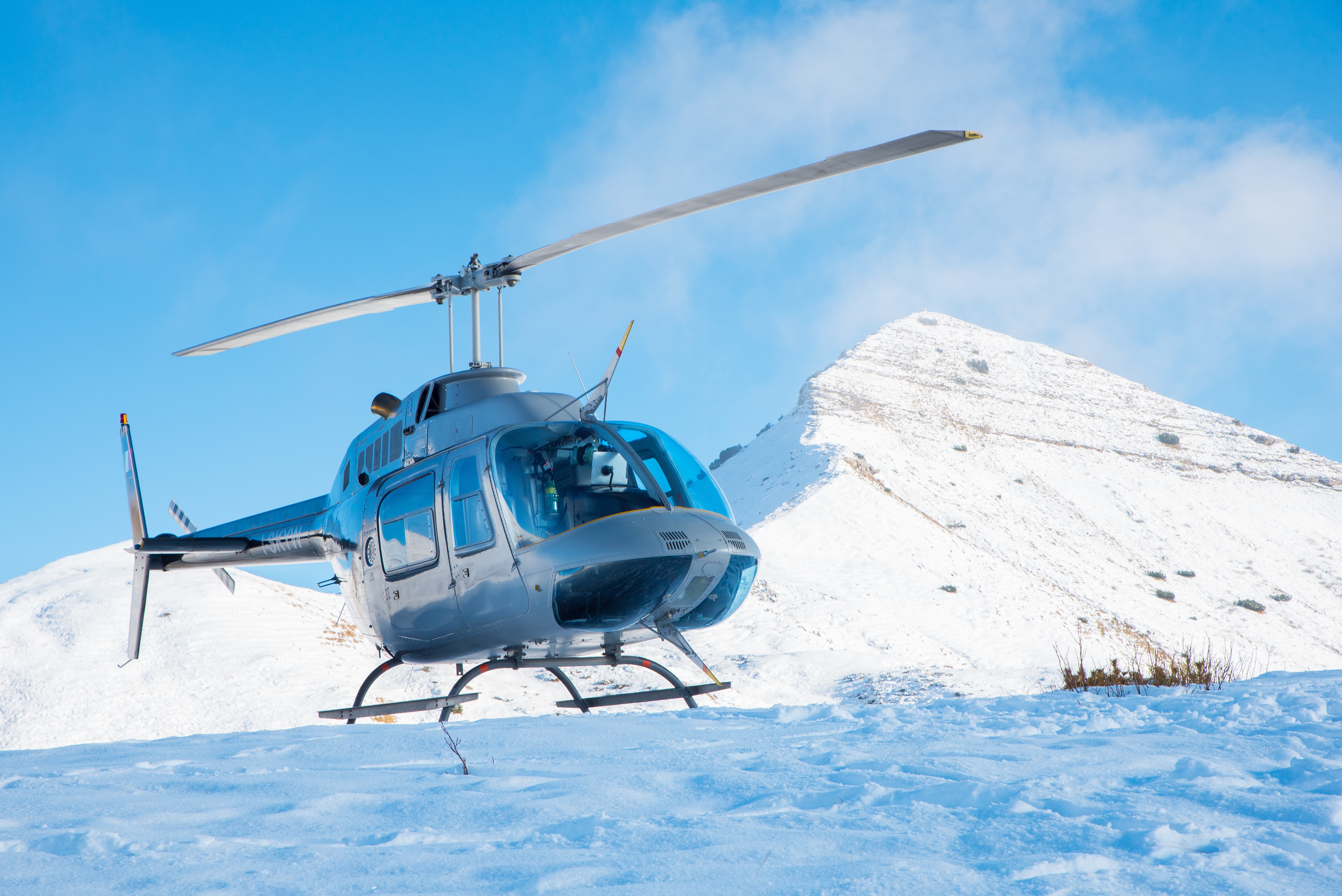 helicopter skiing powder snow